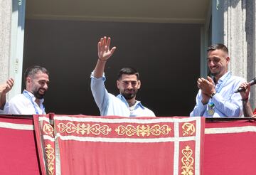 Ilia Topuria saluda a los vecinos de Boadilla del Monte. El luchador fue el invitado sorpresa del homenaje a Carvajal y Joselu.

