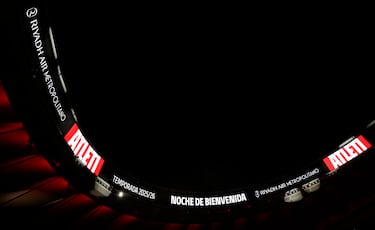 35.114 seguidores celebraron los fichajes y la plantilla del Cholo en el estadio Metropolitano. En la imagen, el Sky Ribbon. Pantalla 360º en la cúpula del recinto.