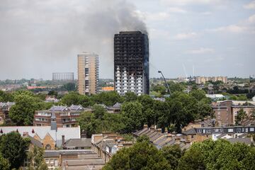 La mañana del 14 de junio de 2017 Londres se despertó con el humo de este edificio de viviendas sociales. La construcción contaba con 120 apartamentos distribuidos en 24 plantas. Un fallo en el electrodoméstico de una vivienda provocó el inicio de un fuego que se propagó por el revestimiento del exterior del edificio. Fallecieron 72 personas.