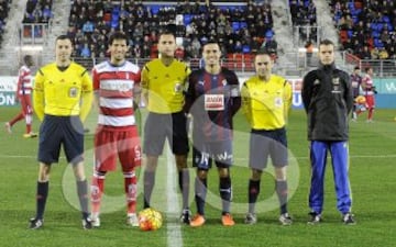 Eibar-Granada. El árbitro José María Sánchez Martínez acompañado por sus asistentes José Gallego García y Javier Carlos Martinez Nicolás, el cuarto árbitro Jorge Díaz Escudero y los capitanes Mainz y Dani García.