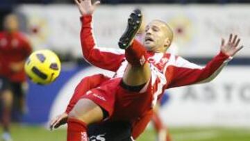 <b>BREGA. </b>Lora luchó luchó durante todo el partido pwero no obtuvo resultado.