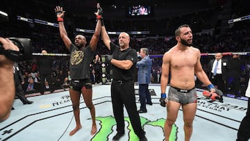 Jon Jones celebra su victoria sobre Dominick Reyes en el UFC 247.