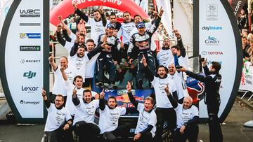 Sebastien Ogier celebrando su quinto título con su equipo, el M-Sport de Ford.