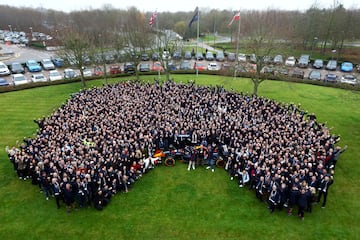 Con 21 de 22 victorias posibles y, por supuesto, los dos títulos mundiales en su poder, la temporada de Red Bull ha sido la más dominante de la historia en la F1 y el equipo lo celebró a lo grande en su fábrica de Milton Keynes (Reino Unido) como demuestra la foto de familia encabezada por sus pilotos, Verstappen y Pérez, y su jefe, Horner.