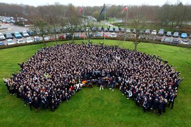 Con 21 de 22 victorias posibles y, por supuesto, los dos títulos mundiales en su poder, la temporada de Red Bull ha sido la más dominante de la historia en la F1 y el equipo lo celebró a lo grande en su fábrica de Milton Keynes (Reino Unido) como demuestra la foto de familia encabezada por sus pilotos, Verstappen y Pérez, y su jefe, Horner.