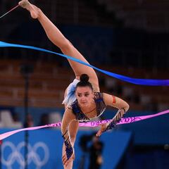 Why are rhythmic gymnasts so tall? How tall are gymnasts?