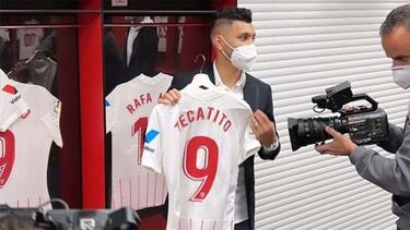 Esposa del Tecatito filtra dorsal que usará en Sevilla