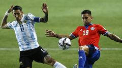 Futbol, Chile vs Argentina.
 Eliminatorias a Catar 2022.
 El jugador de la seleccion chilena Sebastian Vegas, derecha, disputa el balon con Angel Di Maria de Argentina durante el partido clasificatorio al mundial de Catar 2022 realizado en el estadio Zorr