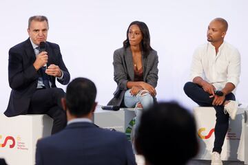 El secretario de Estado de Deportes del Gobierno español, José Manuel Franco con los atletas Ana Peleteiro y Ray Zapata.