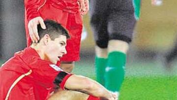 <b>TRISTEZA. </b>Gerrard es consolado por Luis García a la conclusión de la final.