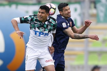 El jugador de Santiago Wanderers Enzo Gutierrez, izquierda, disputa el balon con Alejandro Contreras de Universidad de Chile durante el partido de primera division en el estadio Elias Figueroa de Valparaiso, Chile.