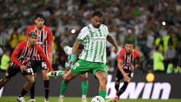 Atletico Nacional's midfielder #10 Edwin Cardona takes and misses a penalty kick during the Copa Libertadores round of 16 first leg football match between Colombia's Atletico Nacional and Brazil's Sao Paulo, at the Atanasio Girardot stadium in Medellin, Colombia, on August 12, 2025. (Photo by Jaime SALDARRIAGA / AFP)