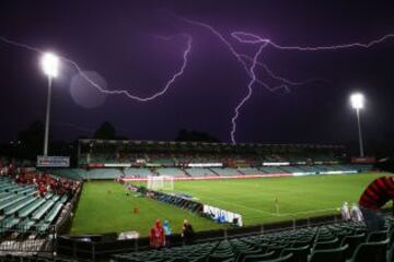 Una tormenta retrasa el comienzo del partido entre el Western Sydney Wanderers y el Melbourne City FC de la liga australiana. Sydney (11/03/15).