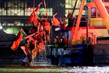 Cinco españoles murieron al estrellarse un helicóptero en las aguas del río Hudson, al parecer de una misma familia, además del piloto.
