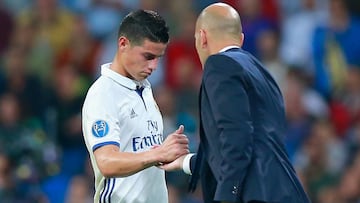 James saluda a Zidane en un partido del Madrid.