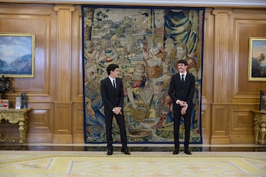 Marc y Álex Márquez esperan la llegada del rey Felipe VI durante la audiencia en el Palacio de la Zarzuela. 