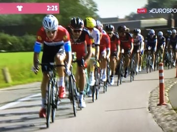 El pelotón rueda durante la tercera etapa del Eneco Tour en un tramo con bolardos sin señalizar.