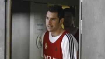 Rudy entra en rueda de prensa.