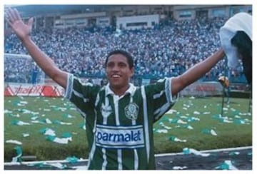 El lateral izquierda jugó dos veces el certamen, y quedó eliminado en ambos. En 1995, jugando por Palmeiras, quedó fuera en la instancia de cuartos de final frente a Gremio. 15 años después, volvería a correr la misma suerte: eliminado en octavos de final frente a Flamengo. En aquella edición, era jugador de Corinthians.