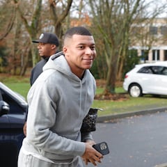 Kylian Mbappé makes surprise return to PSG