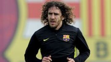 Carles Puyol se entrena aparte y viaja a Madrid sin el alta médica