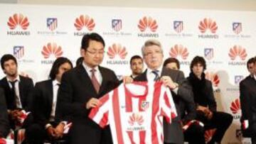 <b>FOTO DE FAMILIA. </b>Walter Ji junto a Enrique Cerezo y la camiseta del Atlético con el sponsor: Huawei.