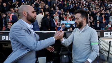 El entrenador del Valencia, Carlos Corberán (d) y el del Celta, Claudio Giráldez en el partido de LaLiga entre el Valencia y el Celta de Vigo, este domingo en el estadio de Mestalla.