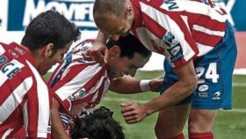 <b>GOLEADOR. </b>Kike Mateo (en la imagen en el suelo) es felicitado por sus compañeros.