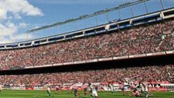 <b>LLENAZO ANTE EL BETIS. </b>En febrero de 2001 el Atlético, en Segunda, jugó por la mañana frente al Betis y el Calderón tuvo un lleno total.