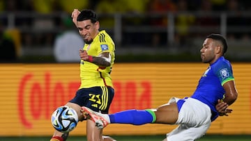 TOPSHOT - Colombia's defender Daniel Munoz (L) and Brazil's defender Renan Lodi (R) fight for the ball during the 2026 FIFA World Cup South American qualification football match between Colombia and Brazil at the Roberto Melendez Metropolitan Stadium in Barranquilla, Colombia, on November 16, 2023. (Photo by Juan BARRETO / AFP) (Photo by JUAN BARRETO/AFP via Getty Images)