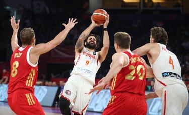 Vladimir Ivlev y Andrey Vorontsevich mirando el tiro de Ricky Rubio. 