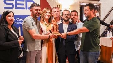 Entrega de Premio a Conan Ledesma jugador del Cádiz por su temporada.