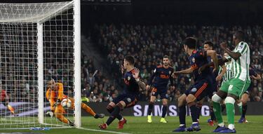 Jaume, portero del Valencia, que nada puede hacer para detener ese balón lanzado desde el corner por Joaquín, consiguiendo un maravilloso gol olímpico.
