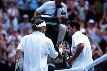 Con tan sólo 19 años de edad, Roger Federer enfrentó, en la cuarta ronda de Wimbledon a su ídolo, Pete Sampras. A pesar de que el estadounidense partía como favorito, Federer dio la campanada y ganó en cinco sets el único duelo en el que ambos tenistas se midieron.