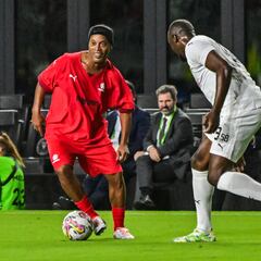 Ronaldinho signs Usain Bolt’s shirt