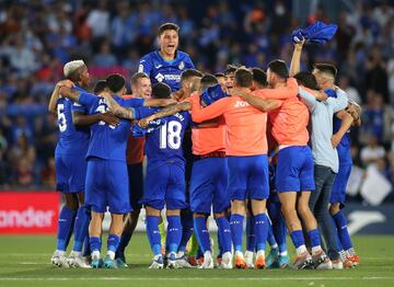 Los jugadores del Getafe celebra la permanencia en primera división.