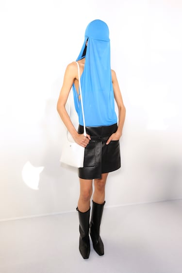 Una modelo posa entre bastidores antes del desfile de Anrealage Womenswear Primavera/Verano 2026, en el marco de la Semana de la Moda de París, el 30 de septiembre de 2025 en París, Francia.