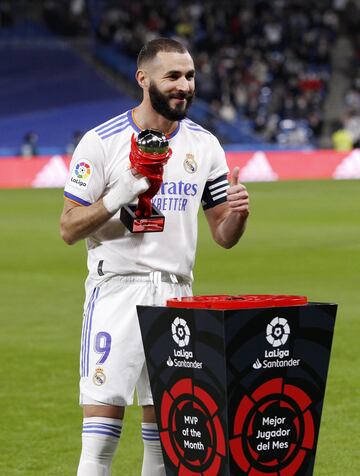 Karim Benzema con el trofeo MVP al 'Mejor Jugador del Mes' de septiembre de LaLiga Santander.