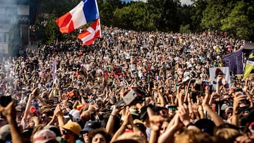 Miles de personas en la prueba de Les Gets (Francia) de la Copa del Mundo de Descenso, el domingo 10 de septiembre del 2023. 