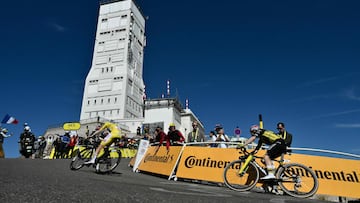 UAE Team Emirates - XRG team's Slovenian rider Tadej Pogacar wearing the overall leader's yellow jersey (L) and Team Visma - Lease a bike team's Danish rider Jonas Vingegaard (R) cycle in the final metres of the ascent of Mont Ventoux during the 16th stage of the 112th edition of the Tour de France cycling race, 171.5 km between Montpellier and Mont Ventoux, southern France, on July 22, 2025. (Photo by Marco BERTORELLO / AFP)