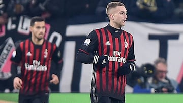 IT01 TUR&Iacute;N (ITALIA) 27/1/2017 El futbolista espa&ntilde;ol del Milan Gerard Deulofeu (dch) agradeci&oacute; al club milan&eacute;s el haberle dado la posibilidad de debutar en el partido de Copa Italia disputado este mi&eacute;rcoles contra el Juventus. Deulofeu, exjugador del Everton, entr&oacute; en el minuto 80 del partido perdido por 2-1 contra el Juventus, en sustituci&oacute;n del colombiano Carlos Bacca, y dispuso de una buena ocasi&oacute;n para igualar el duelo aunque su intento fue parado por el portero brasile&ntilde;o Norberto Neto EFE/ALESSANDRO DI MARCO