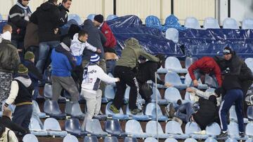 Aficionados del Sparta de Praga y del Slovan de Bratislava pelean en la grada durante el partido del grupo I de la Liga Europa disputado entre ambos equipos en el Pasienky Arena de Bratislava