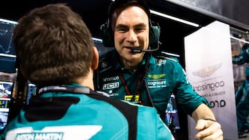 Dan Fallows en el muro de Aston Martin durante un GP de Fórmula 1.