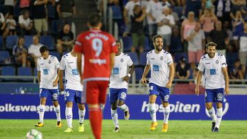 Borja Iglesias, entonces en el Zaragoza, se prepara para sacar de centro tras el gol del Tenerife en la temporada 2017-18.