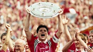 En la Bundesliga todo es posible. El Kaiserslautern se encargó de demostrarlo en 1998, cuando se impusieron al Bayern y ganaron el campeonato en la temporada de su ascenso desde la segunda división alemana. Es el único club que ha logrado esta histórica hazaña. Al frente, los diablos rojos contaban con el técnico idóneo para ello, Otto Renhagel. El de Essen sabe de sorpresas, ya que en la Euro de 2004 se alzó campeón con Grecia contra todo pronóstico. Además, en la plantilla se encontraban grandes jugadores como Andreas Brehme, Ciraco Sforza o un jovencísimo Michael Ballack.