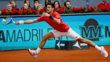 El tenista serbio Novak Djokovic devuelve la bola al escocés Andy Murray, en la final del torneo de tenis de Madrid que se disputa en la Caja Mágica. 