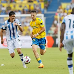 Mika Mármol le aguanta el pulso a la defensa del Barça