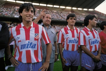 En 1987 llegó al Atlético de Madrid como promesa electoral del entonces elegido presidente Jesús Gil y Gil. Como rojiblanco consiguió ganar el trofeo Balón de Plata en su primera campaña.