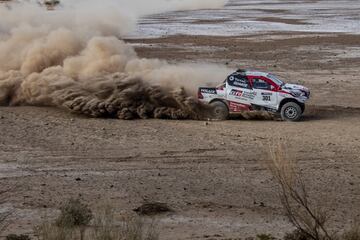 El asturiano se divierte en Sud¨¢frica con el coche ganador del rally junto a De Villiers y empieza a valorar de manera seria competir en la carrera del desierto.