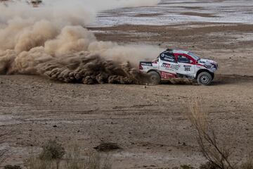 El asturiano se divierte en Sudáfrica con el coche ganador del rally junto a De Villiers y empieza a valorar de manera seria competir en la carrera del desierto.